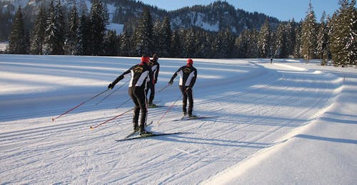 Privater Langlaufkurs - Skating Drei Wintersportler besuchen den privaten Langlaufkurs für alle Levels - Skating bei der Schneesportschule Balderschwang.