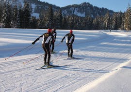 Drei Wintersportler besuchen den privaten Langlaufkurs für alle Levels - Skating bei der Schneesportschule Balderschwang. 