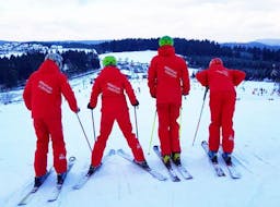 A group of skiers on top of the slope during their Ski Lessons for Adults for All Levels with the ski school DSV Skischule Züschen.