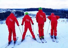 Eine Gruppe von Skifahrern nimmt an dem Skikurs für Erwachsene für Alle Levels der DSV Skischule Züschen teil.