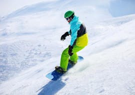 Ein junger Snowboarder fährt die Piste während dem Snowboardkurs für Kinder & Erwachsene für Anfänger der DSV Skischule Züschen hinunter.