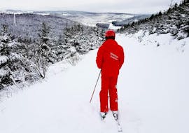 Een skileraar van DSV Skischule Züschen tijdens de cursus Privélessen skiën voor volwassenen - Alle niveaus.