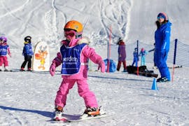 Un bambino scia per la prima volta durante le lezioni private di sci per bambini di tutte le età a Verbier con la scuola di sci Altitude Verbier & Gstaad.