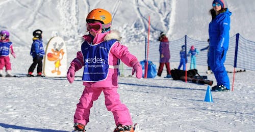 Lezioni private di sci per bambini di tutte le età a Verbier con la scuola di sci Altitude Verbier & Gstaad Un bambino scia per la prima volta durante le lezioni private di sci per bambini di tutte le età a Verbier con la scuola di sci Altitude Verbier & Gstaad.