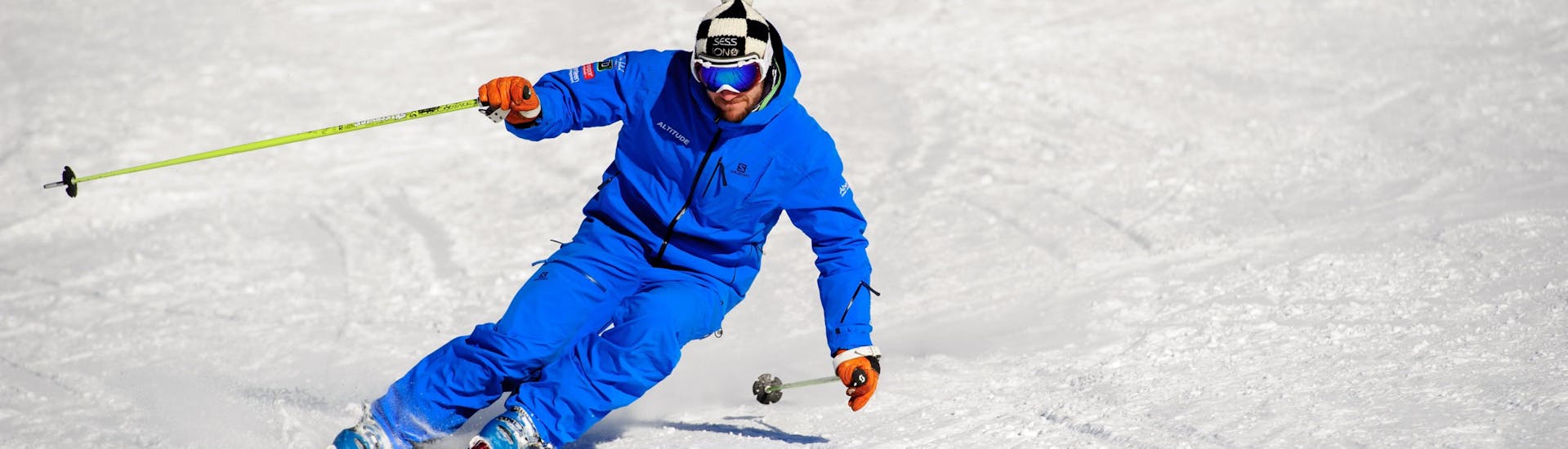 Uno sciatore si allena durante il corso di sci fuoripista privato a Verbier con la scuola di sci Altitude Verbier & Gstaad.
