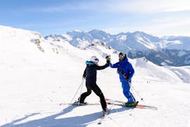  Zwei Skifahrer sind zufrieden mit ihrer Leistung während des Privatskikurses für Erwachsene in Verbier mit der Altitude Ski School Verbier & Gstaad. 