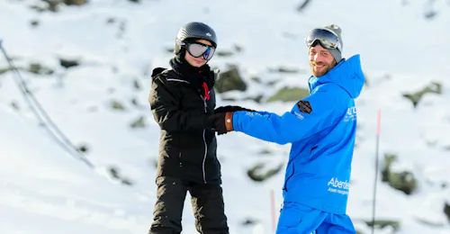 Clases particulares de snowboard para todos los niveles y edades en Gstaad con Altitude Ski School Clases particulares de snowboard para todos los niveles y edades en Gstaad con Altitude Ski School.
