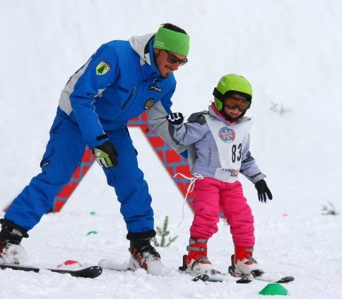 Cours de ski Enfants dès 3 ans pour Tous niveaux avec Scuola di Sci Abetone.