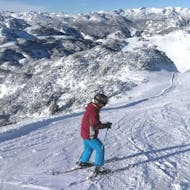 Beim Privatskikurs für Erwachsene macht ein erwachsener Skifahrer unter Anleitung eines erfahrenen Skilehrers von OUTdoor Slovenia Blend die ersten Schritte auf Skiern - Für alle Levels.