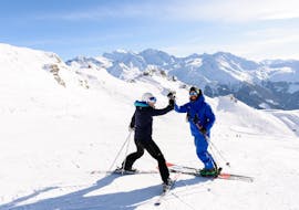 An instructor from skischool Altitude is teaching an adult skier during his private ski lessons for adults of all levels in Grindelwald and Wengen.