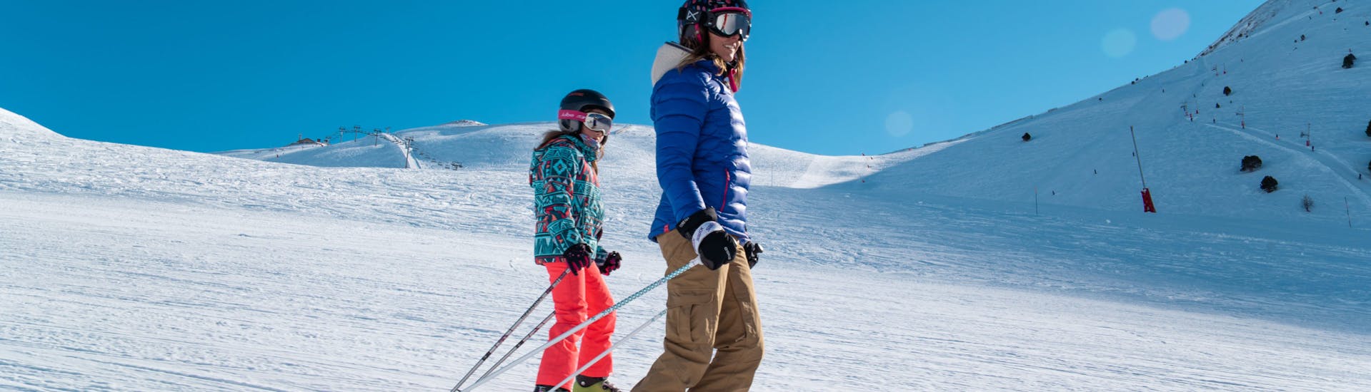 An instructor during Kids Ski Lessons (5-13 y.) for All Levels - Yeti Academy with Evolution 2 Saint Lary Soulan.