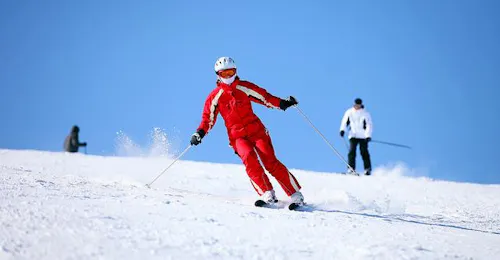 Lezioni private di sci per adulti per tutti i livelli con Demo Ski School Lezioni private di sci per adulti per tutti i livelli con Demo Ski School.
