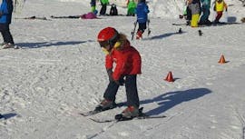 A small child is skiing the snowplough during a kids ski lessons for first timers with skischule Oberharz in Wurmberg.