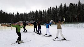 A group of skiers is enjoying their adult ski lessons for first timers with skischool Oberharz in Wurmberg.