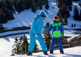 Während einer privaten Snowboardstunde wird ein Schüler von seinem ESI Glycérine-Lehrer bei seinen ersten Schwüngen in Anzère begleitet.