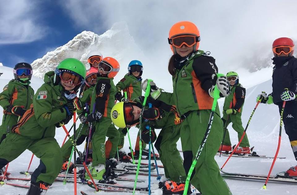 Cours de ski pour Enfants (3-15 ans) - Débutant avec Liberi Tutti Ski School.