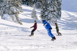 Leute snowboarden in Privater Snowboardkurs für alle Levels mit Element3 Skischule Kitzbühel.