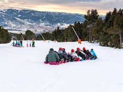 Un grupo de amigos se divierte en las pistas nevadas haciendo la actividad de moda, el snake gliss, con la escuela de esquí ESI Font Romeu.