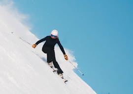 Un skieur montre son habileté sur une piste raide pendant son cours particulier de ski adultes - megève - tous niveaux avec l'école de ski Skibex.