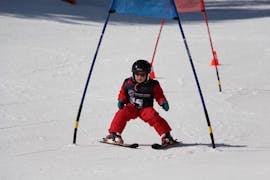 A kid during the Kids Ski Lessons (3-5 y.) for All Levels from Ski School Top Ski Piculin San Vigilio.