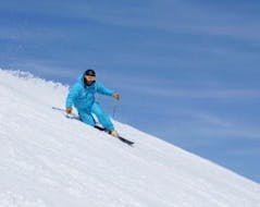 Un guía de clases particulares de esquí de travesía - Todos los niveles de la escuela de esquí ESI Font Romeu esquía por una pista nevada.