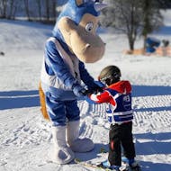 Kinderen doen Kinderskilessen "Wonderland" (vanaf 3 jaar) voor beginners met Element3 Ski School Kitzbühel.