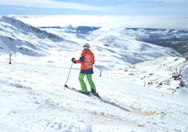 A student does a private ski lesson for adults of all levels with Escuela Sulayr Sierra Nevada.