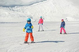Een groep kinderen leert skiën tijdens de cursus Skilessen voor kinderen (5-15 jaar) - Middag - Beginners van Skischule Kahler Asten.