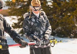 Eine Frau lernt das Skifahren im Skikurs für Erwachsene am Nachmittag für Anfänger Ohne Vorkenntnisse, mit der Skischule Kahler Asten.