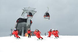Alcuni sciatori durante le Lezioni di sci per adulti per tutti i livelli con Ski School Top Ski Piculin San Vigilio.