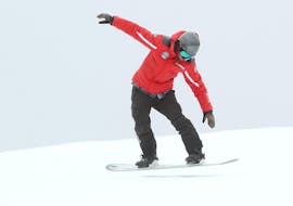 Un ragazzo durante le Lezioni di snowboard per bambini e adulti  con Ski School Top Ski Piculin San Vigilio.