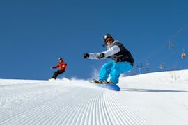 Un ragazzo durante le Lezioni private di snowboard per bambini e adulti con Ski School Top Ski Piculin San Vigilio.