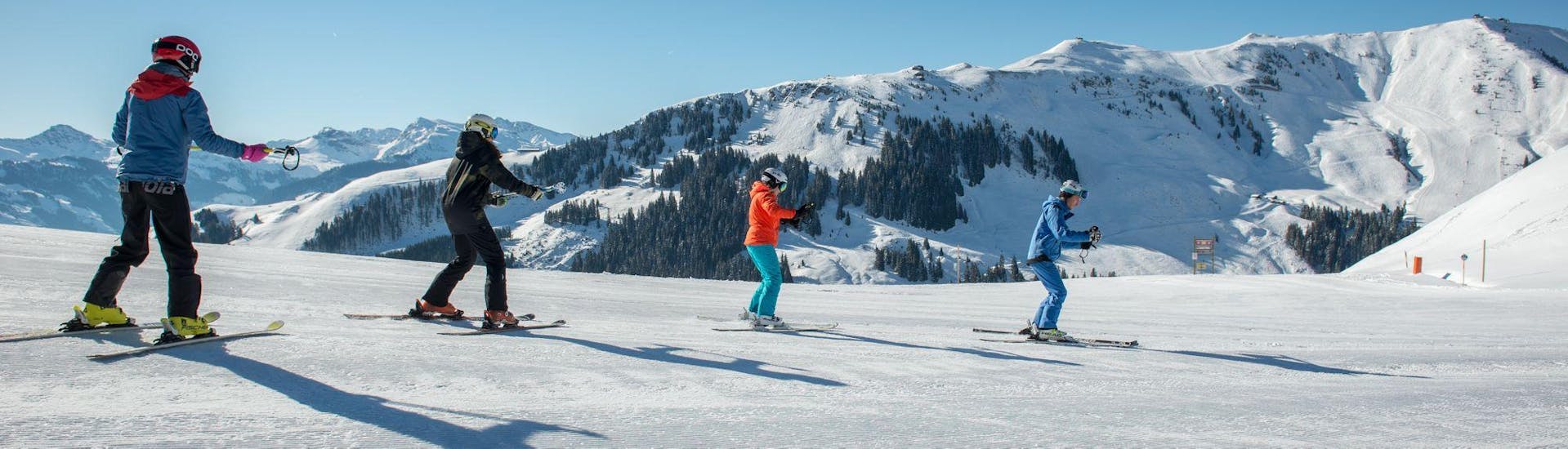 Eine Gruppe von Leuten nimmt an einem Skikurs für Erwachsene für Anfänger mit der Element3 Skischule Kitzbühel teil.