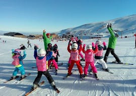 Instructors show the kids some exercises in Kids Ski Lessons (6-12 y.) for All Levels in Sierra Nevada.