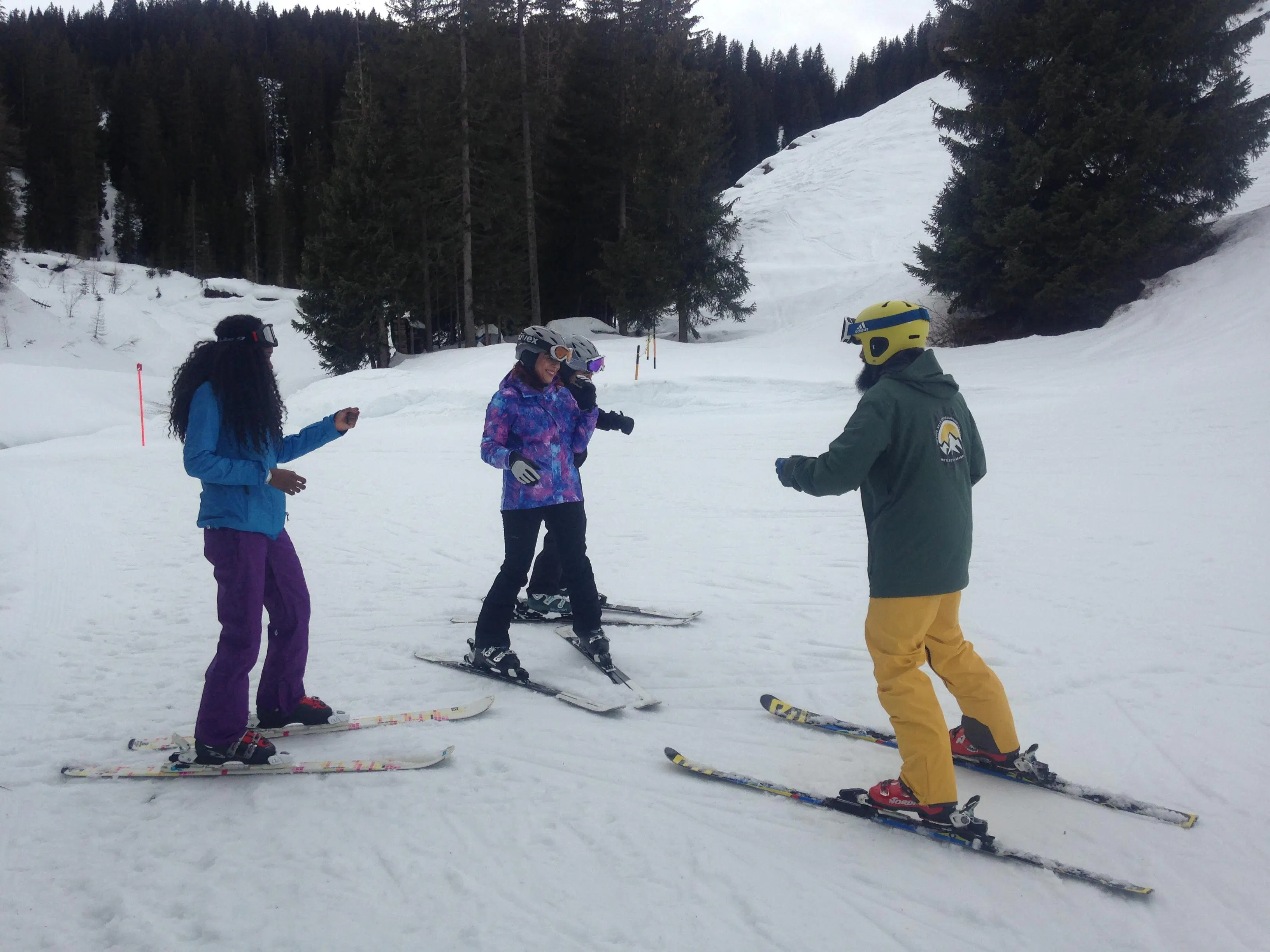 Clases de esquí (a partir de 7 años) en grupos reducidos para principiantes con Ben&Joe's Private Ski & SB School Davos Unas personas que asisten a clases particulares de esquí para niños (a partir de 7 años) en grupos pequeños, para principiantes, en Ben&Joe's Private Ski & SB School Davos en Davos.