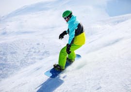Un participant effectue quelques virages lors de ses leçons privées de snowboard pour tous les niveaux et tous les âges à Sierra Nevada.