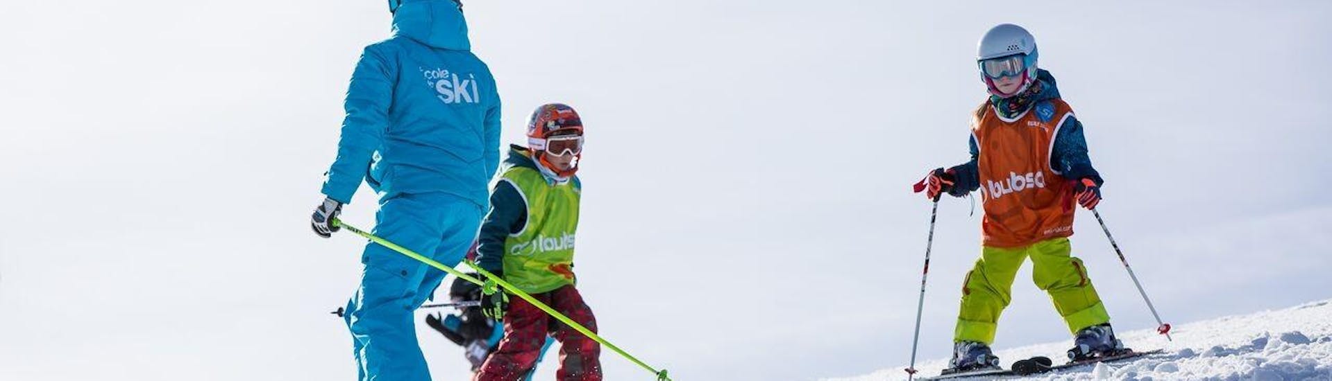 Des enfants prennent un Cours de ski Enfants (6-13 ans)  - Basse saison avec ESI St Christophe Les Deux Alpes. 