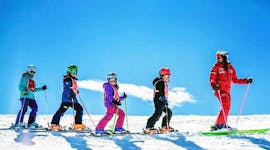 Des enfants suivent leur moniteur de ski pendant leur cours de ski pour enfants (6-12 ans) - débutant avec l'école de ski ESF Vallorcine.