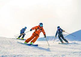 Clases de esquí para adolescentes (13-17 años) para todos los niveles en Vallorcine con ESF Vallorcine Esquiadores deslizándose por la pista blanca durante sus Clases de esquí para adolescentes (13-17 años) - Todos los niveles con ESF Vallorcine.
