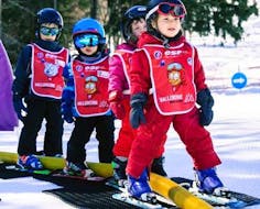 Des enfants s'entraînent sur l'aire d'entraînement pendant leur cours de ski pour enfants (3-4 ans) - débutant avec l'école de ski ESF Vallorcine.
