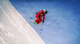 Uno sciatore fa un salto in pista durante le sue lezioni private di sci fuori pista - Tutti i livelli con la scuola di sci ESF Vallorcine.