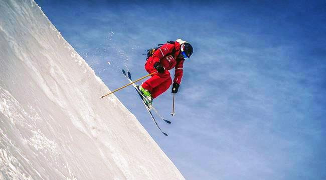 Privélessen off-piste skiën voor ervaren skiërs met Skischool ESF Vallorcine Skiër maakt een sprong op de piste tijdens zijn privélessen off-piste skiën - alle niveaus bij de skischool ESF Vallorcine.