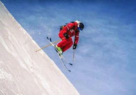 Skiër maakt een sprong op de piste tijdens zijn privélessen off-piste skiën - alle niveaus bij de skischool ESF Vallorcine.