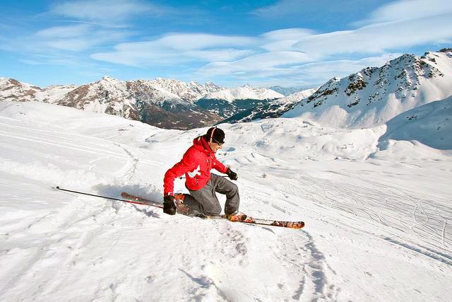 Ein Telemark-Skifahrer zeigt sein Können auf der Piste während seines privaten Telemark-Skikurses - Alle Niveaus mit der Skischule ESF Vallorcine.