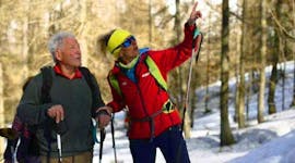 Guía del tour privado de esquí de travesía - Todos los niveles de la escuela de esquí ESF Vallorcine informa a los participantes del curso sobre la región de esquí.