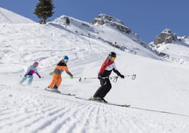 Een groep skiërs tijdens de kinderskiles voor gevorderden in Stubai.