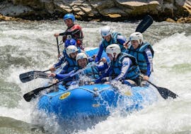 During the rafting tour for advanced people, offered by UR Pirineos, a group of friends paddles the wild rapids of Río Gállego.