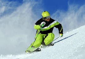 Ein Skifahrer genießt den Pulverschnee mit seinem Privaten Skilehrer für Erwachsene - Alle Levels mit Skischule White Passion Samnaun.