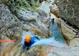 Zwei Teilnehmer haben Spaß beim Canyoning in der Sušec Schlucht bei Bovec mit Nature's Ways Bovec.