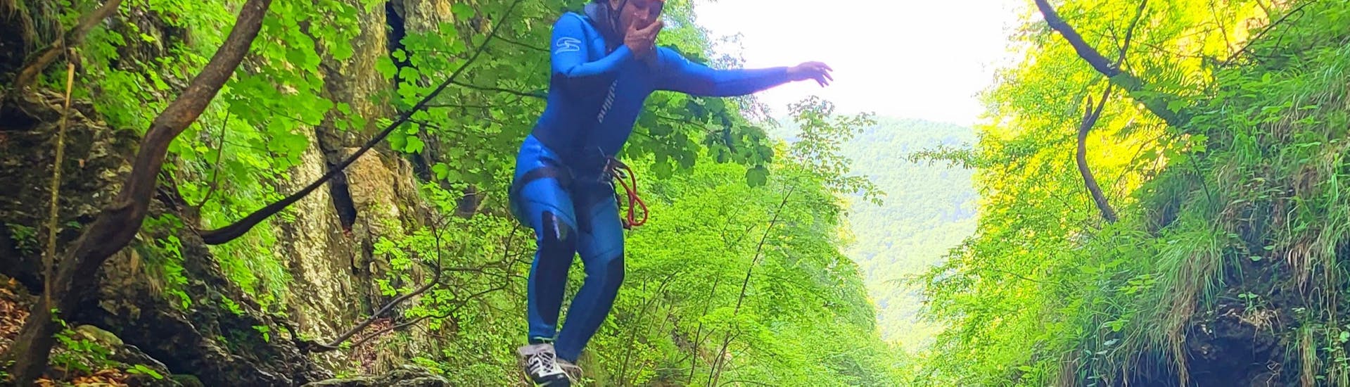 Ein Teilnehmer springt in das Wasser beim Canyoning in der Sušec Schlucht bei Bovec.